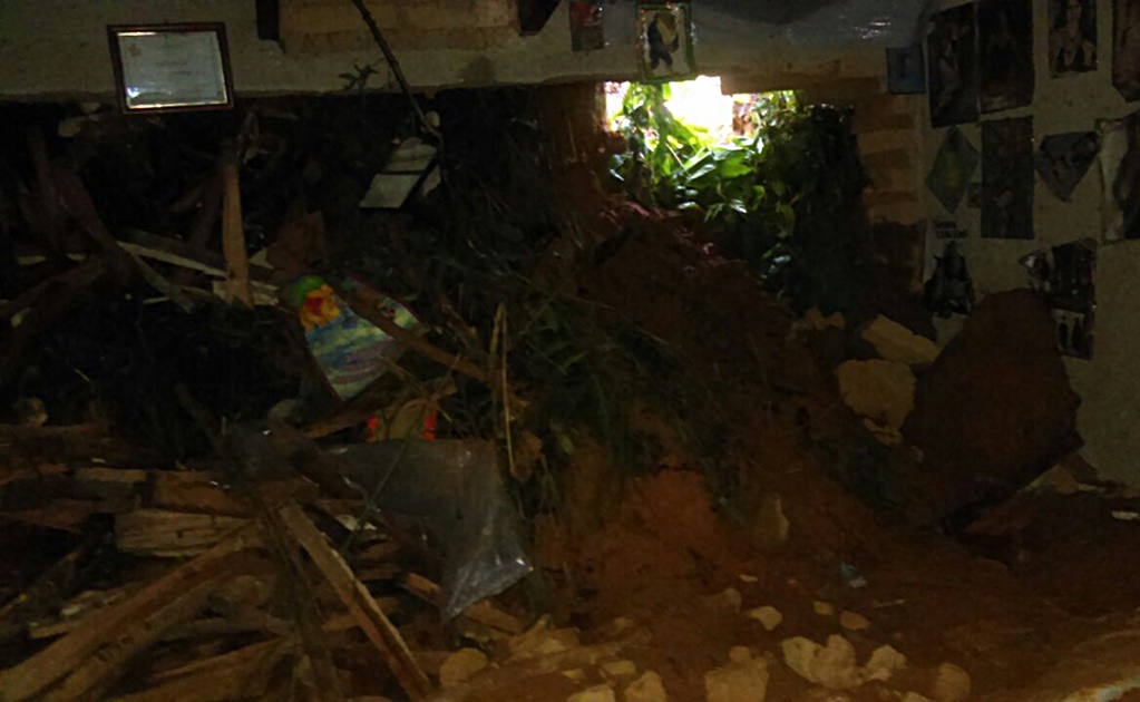 Derrumbe sepulta vivienda en Oaxaca; dos muertos