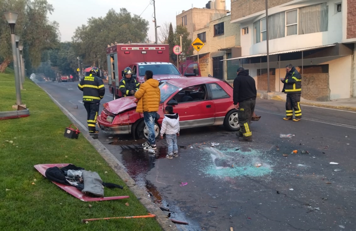 Auto impacta vehículo familiar provocando su volcadura; ocupantes resultan ilesos