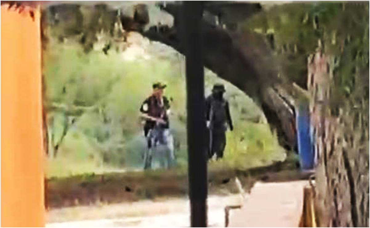 VIDEO: Hombres con armas largas se meten a secundaria tras enfrentamiento en Tabasco, Zacatecas