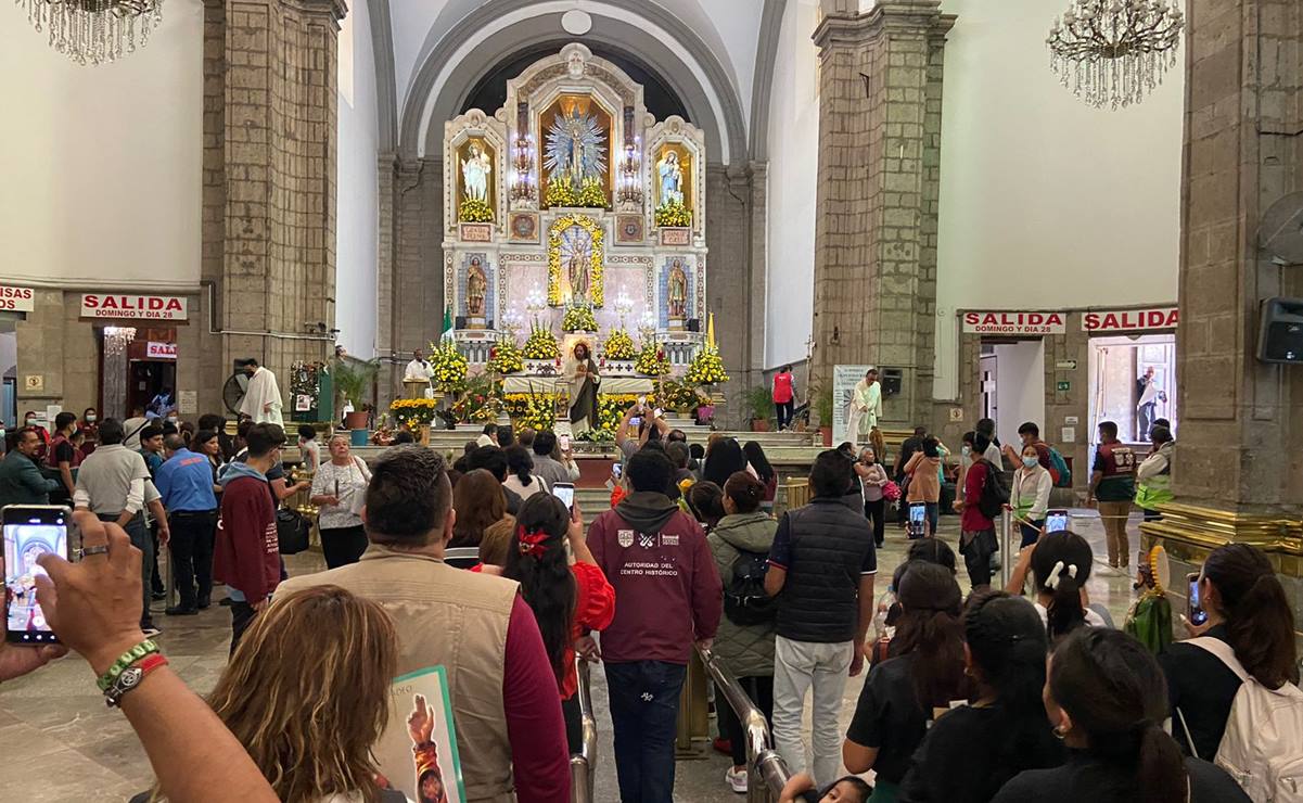 Cientos de personas hacen fila en el templo de San Hipólito para venerar la reliquia de San Judas Tadeo