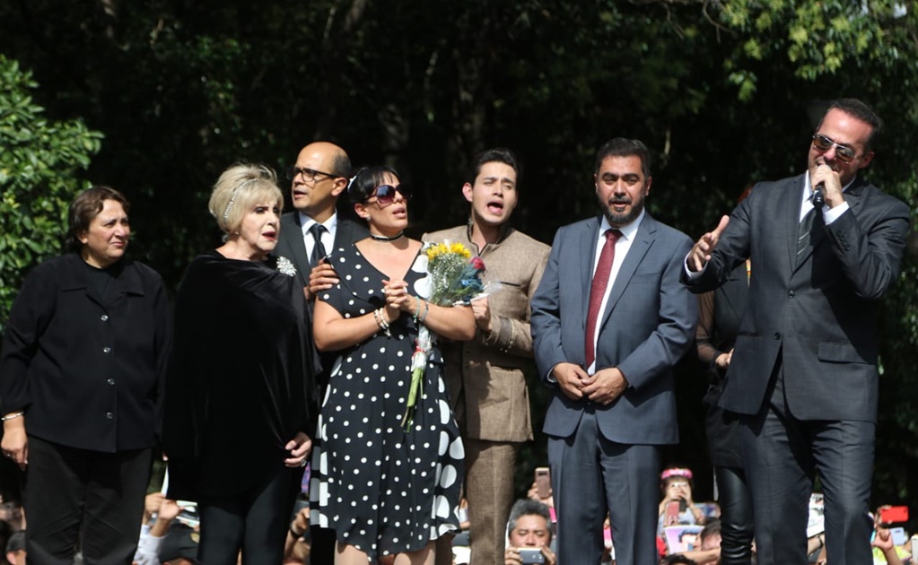 José Joel canta en el Parque de la China y desafina