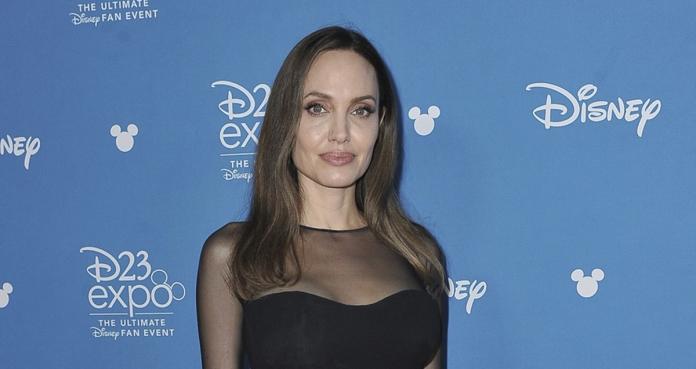 Angelina Jolie deslumbra con vestido de raja en California