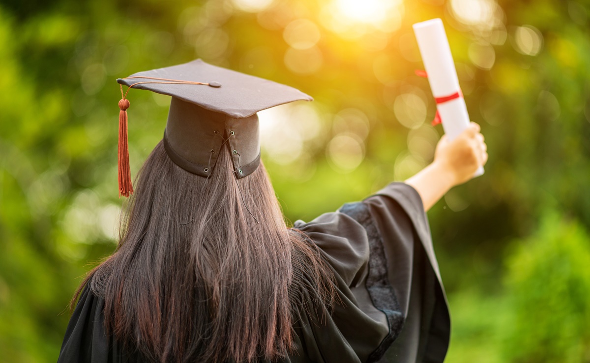 Joven latina sorprende al ser aceptada en 13 universidades de Estados Unidos, incluidas Harvard y Yale