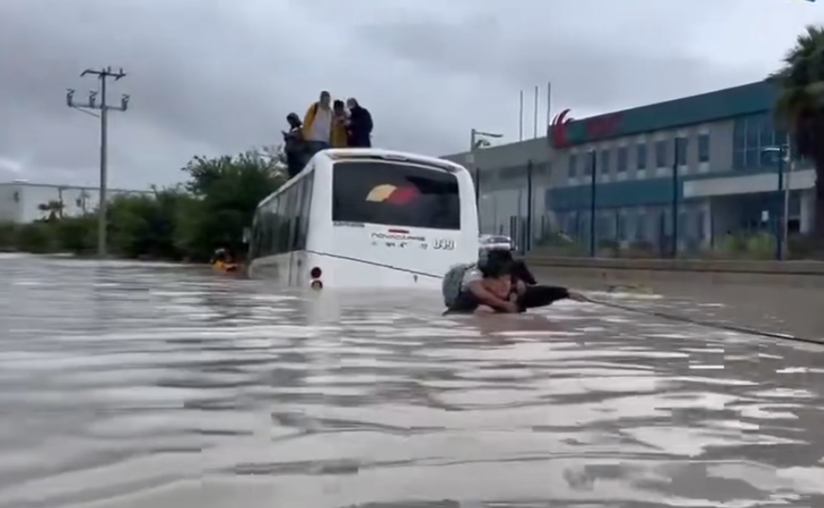 VIDEO: Rescatan a trabajadores atrapados en un autobús en Coahuila, tras inundación por "Alberto"