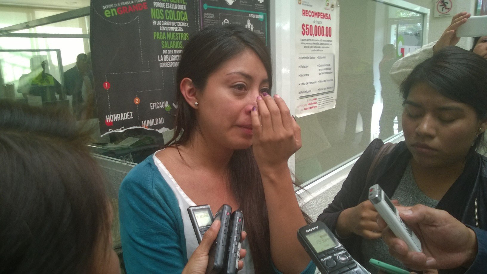 Detienen a reportera que cubría desalojo en Atizapán