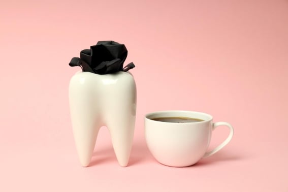 Dile adiós a los dientes amarillos con este truco para que el café no los manche