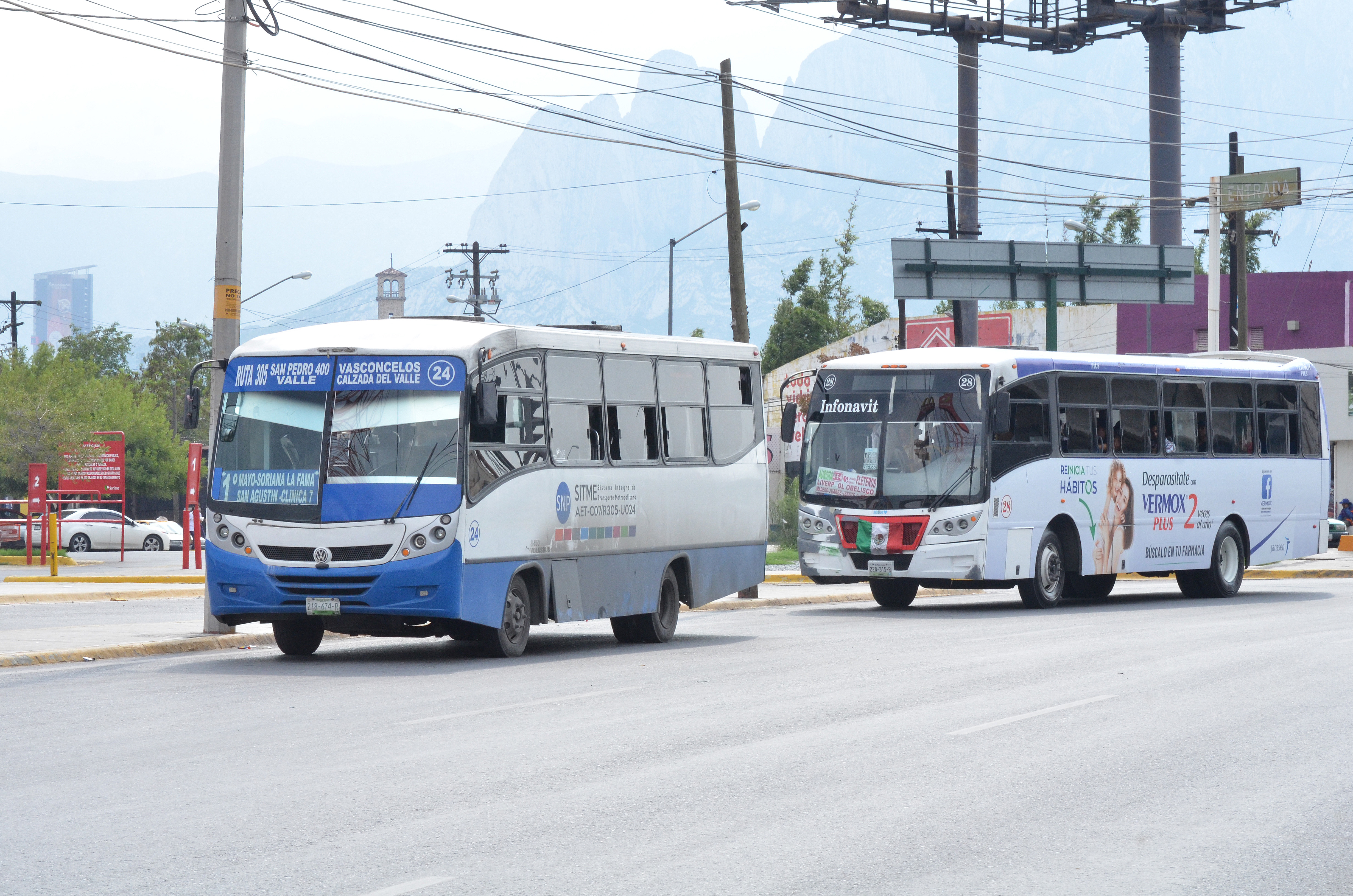 Marchan contra aumento al transporte en Nuevo León
