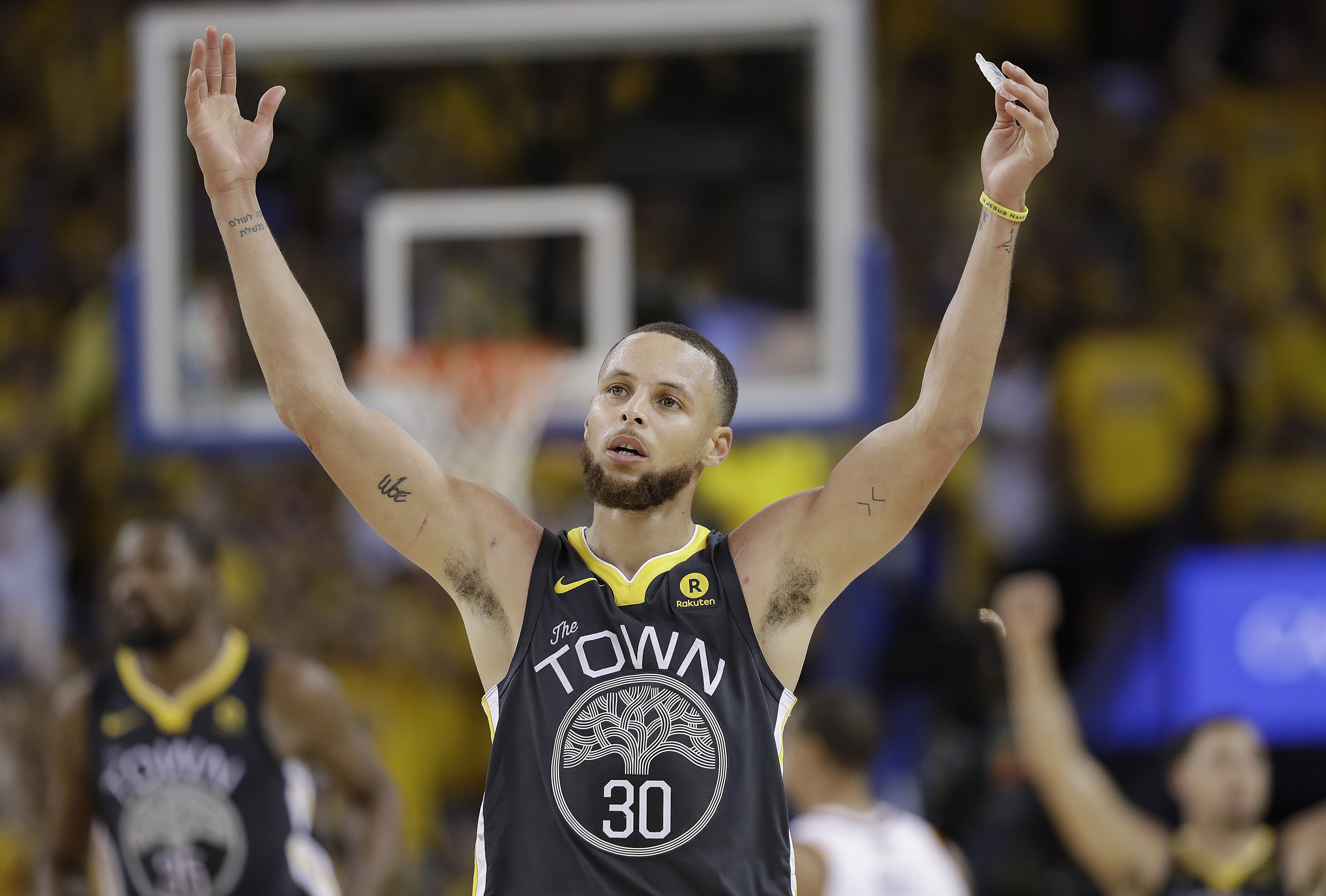 Warriors se lleva el segundo de la serie con un histórico Curry