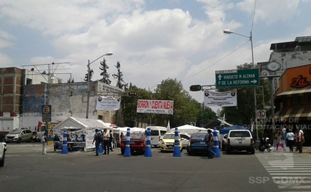 Integrantes del SME regresan a plantón en Bucareli tras marcha