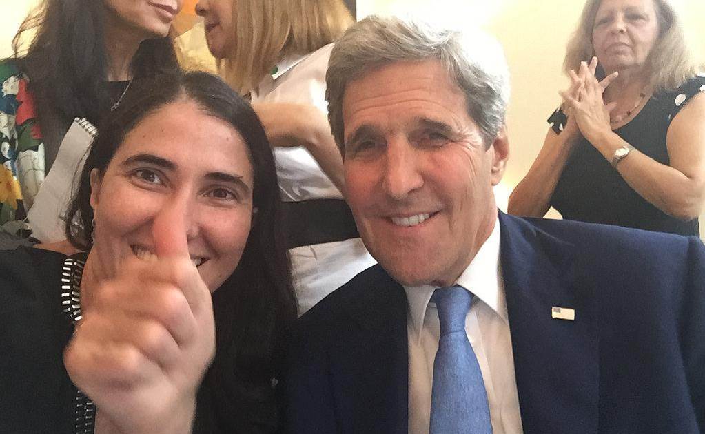 Una selfie 'a la carrera' entre Yoani y Kerry