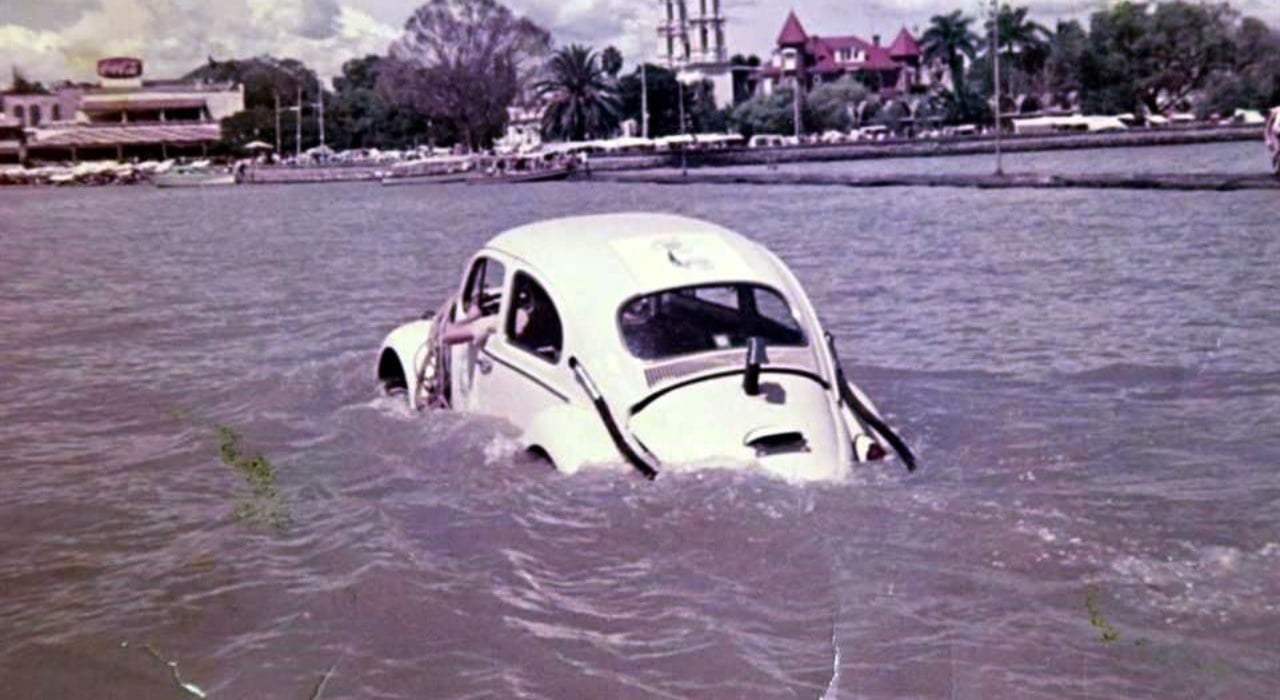 El Vocho que podía nadar. La historia del VW Sedán que cruzó el Lago de Chapala