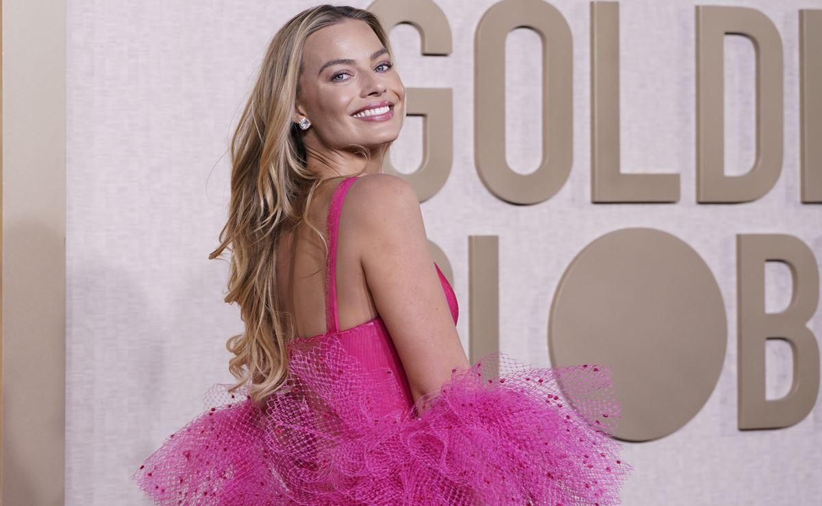 Margot Robbie da vida a "Barbie Superestrella" en los Globos de Oro 2024; esta es su historia