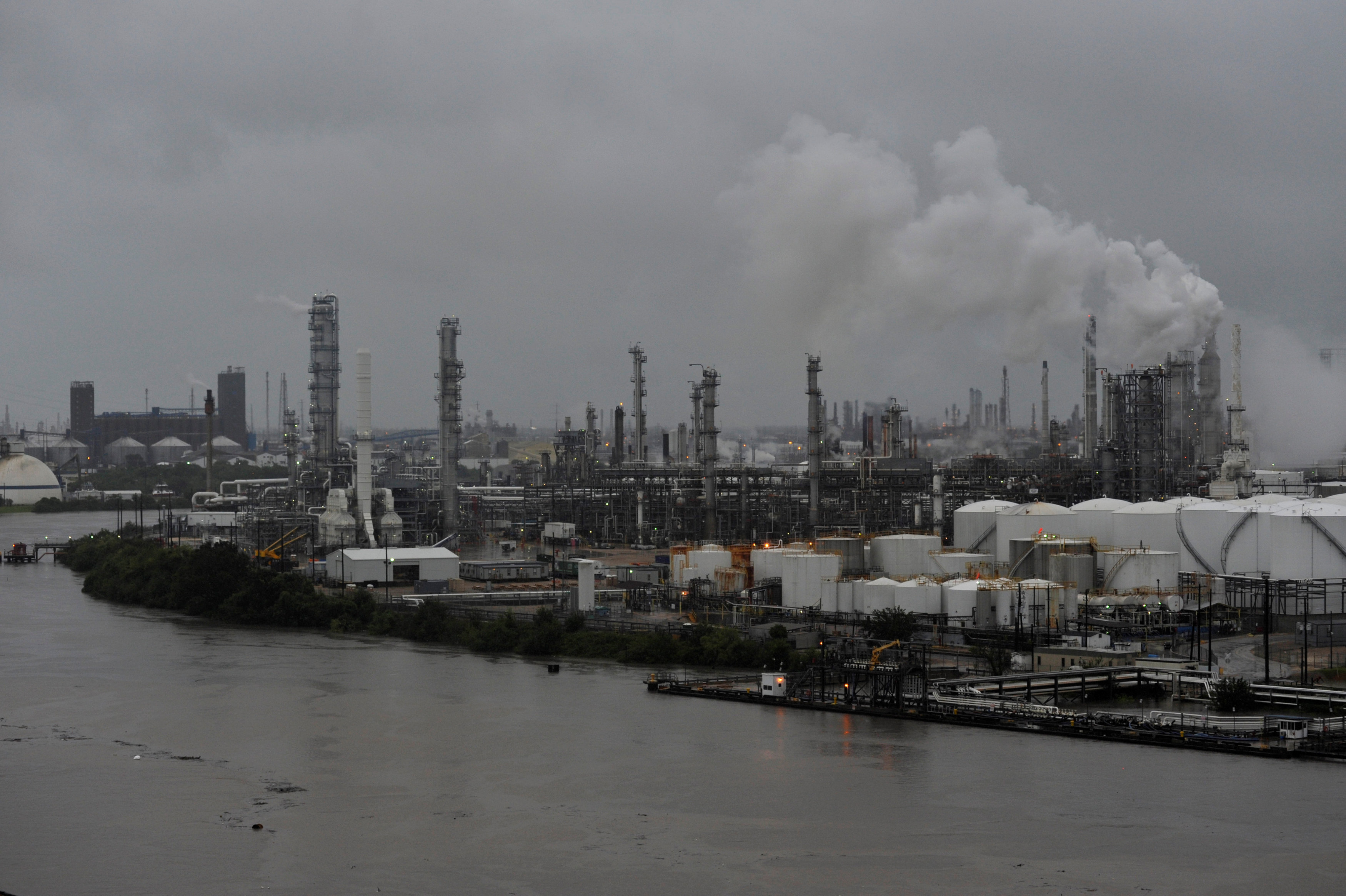 Cierra la mayor refinería de EU debido a inundaciones por "Harvey"