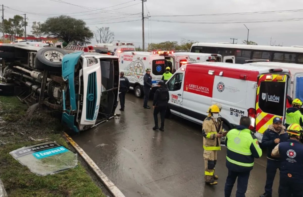 Volcadura de camión urbano deja 30 personas lesionadas en León, Guanajuato