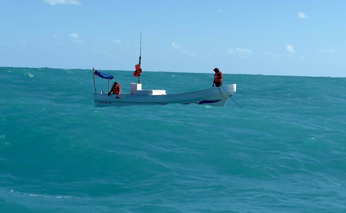 Fotos y Video: Tripulación femenina de la Marina rescata a dos pescadores a la deriva en Yucatán