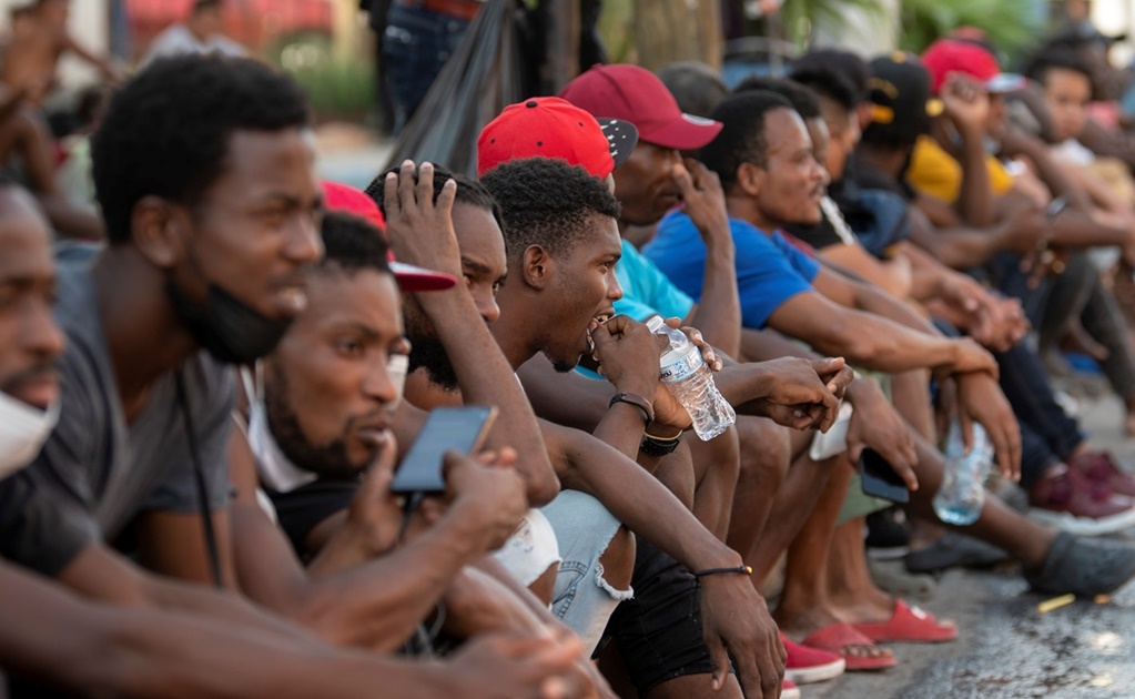 Reportan que la Casa Blanca considera mandato de vacunas para los migrantes