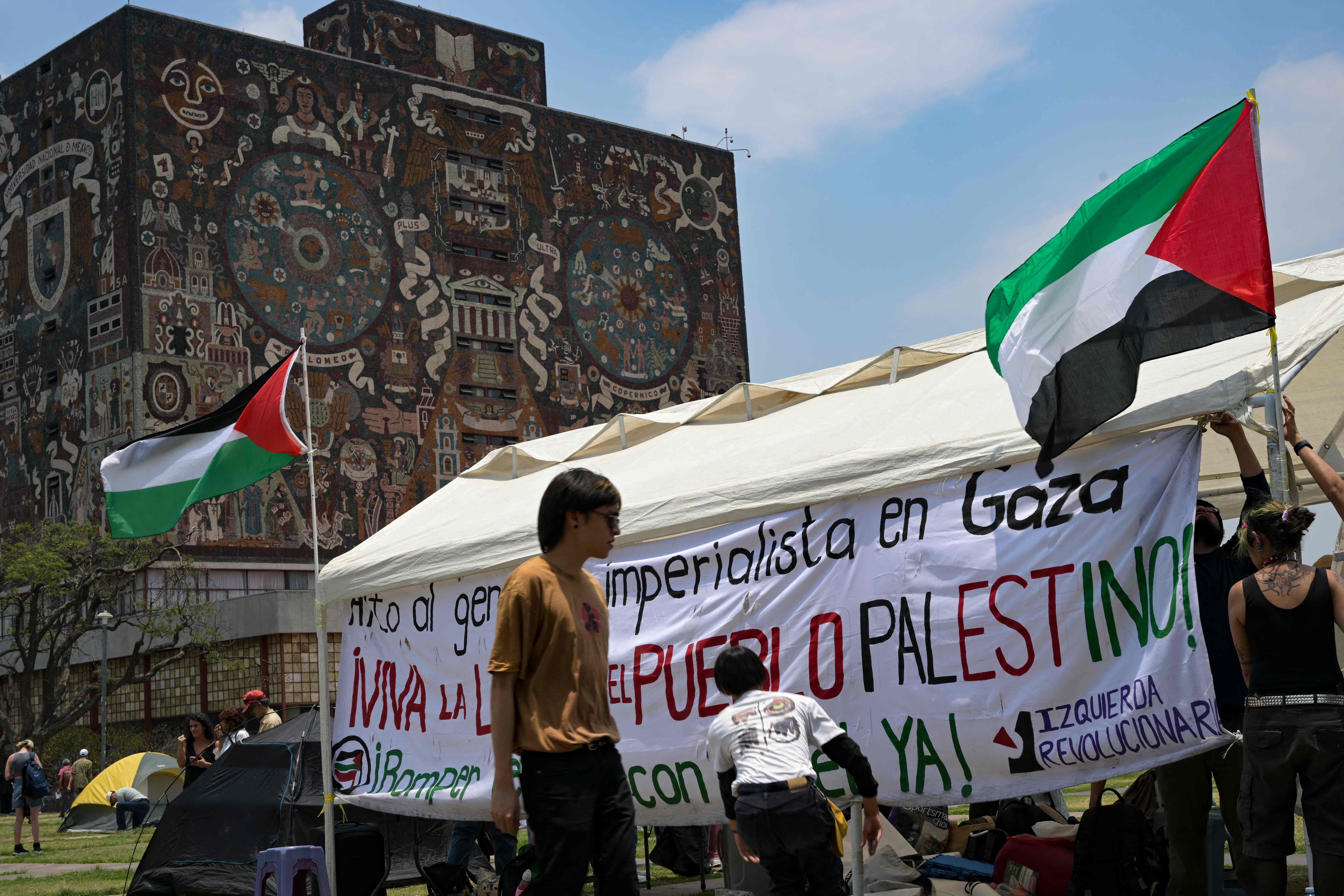 Instalan en explanada de la UNAM campamento a favor de Palestina