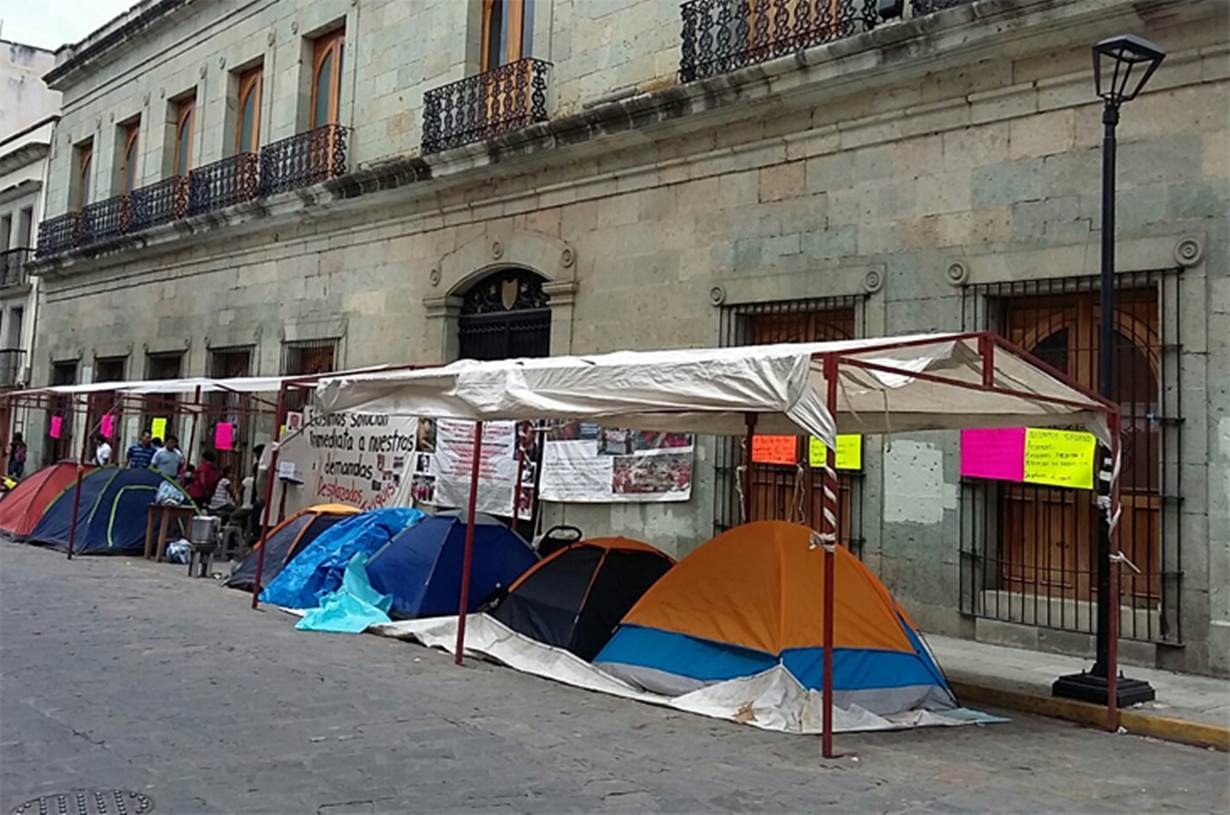 Grupos triqui bloquean Palacio de Gobierno en Oaxaca