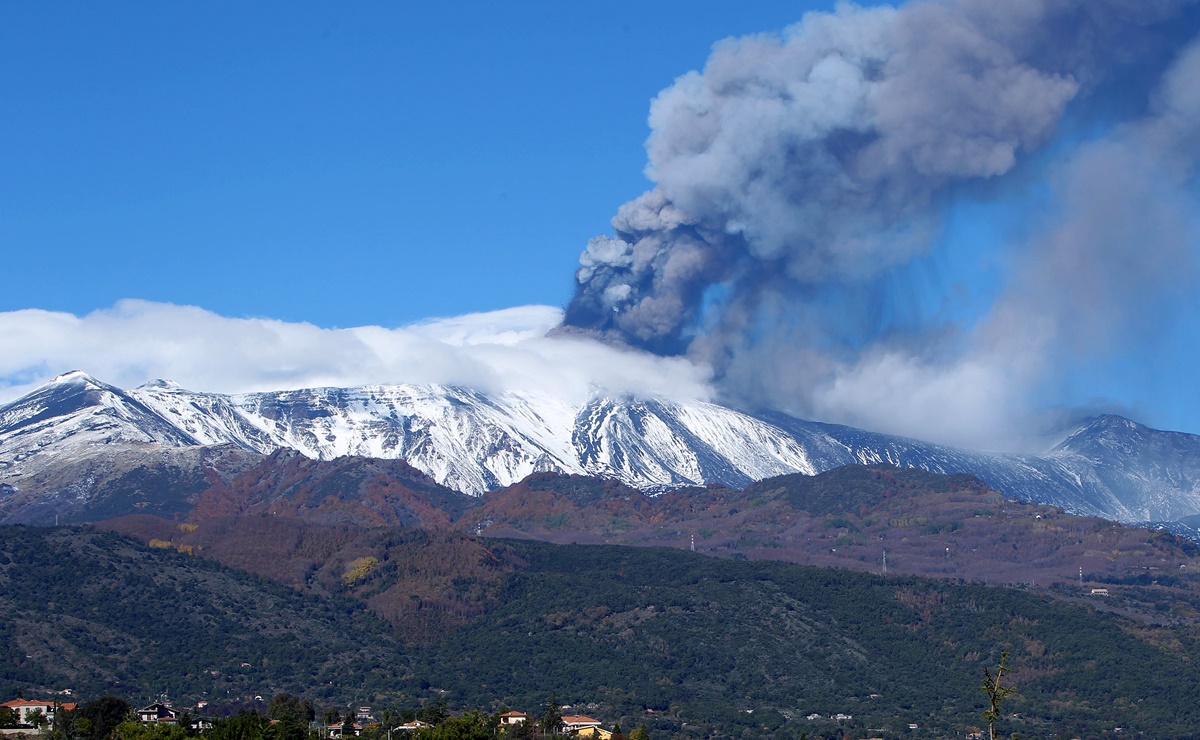 Volcán 'Etna', uno de los más activos del mundo, entra en erupción