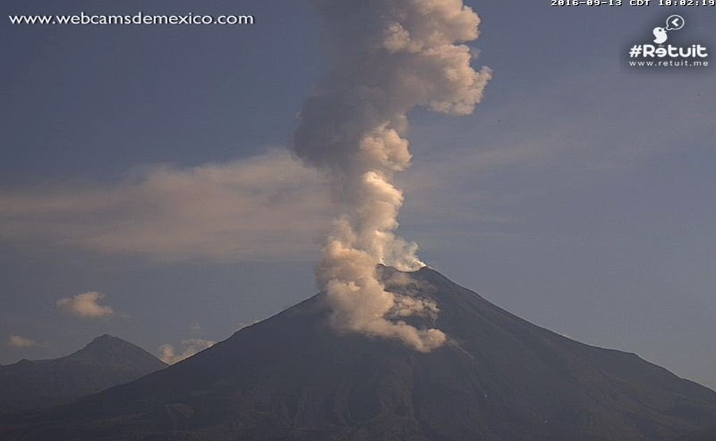 Volcán de Colima emite fumarola de 1.7 km