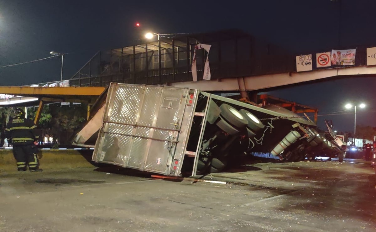 Muere chofer de tráiler que volcó contra la malla del Metro en Circuito Interior Línea 5