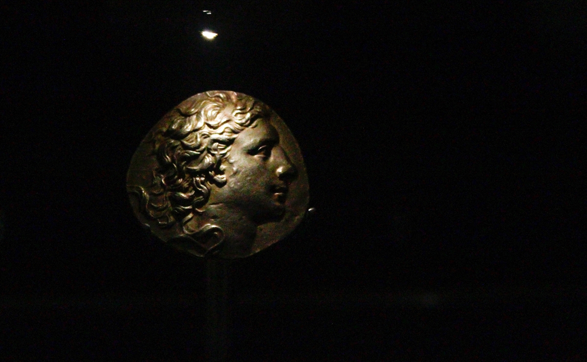 Exponen monedas de los tiempos de Julio César y Alejandro Magno en el MIDE