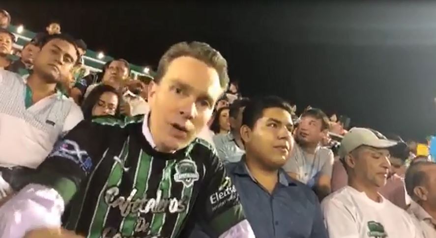 Gobernador de Chiapas narra futbol e infringe el reglamento