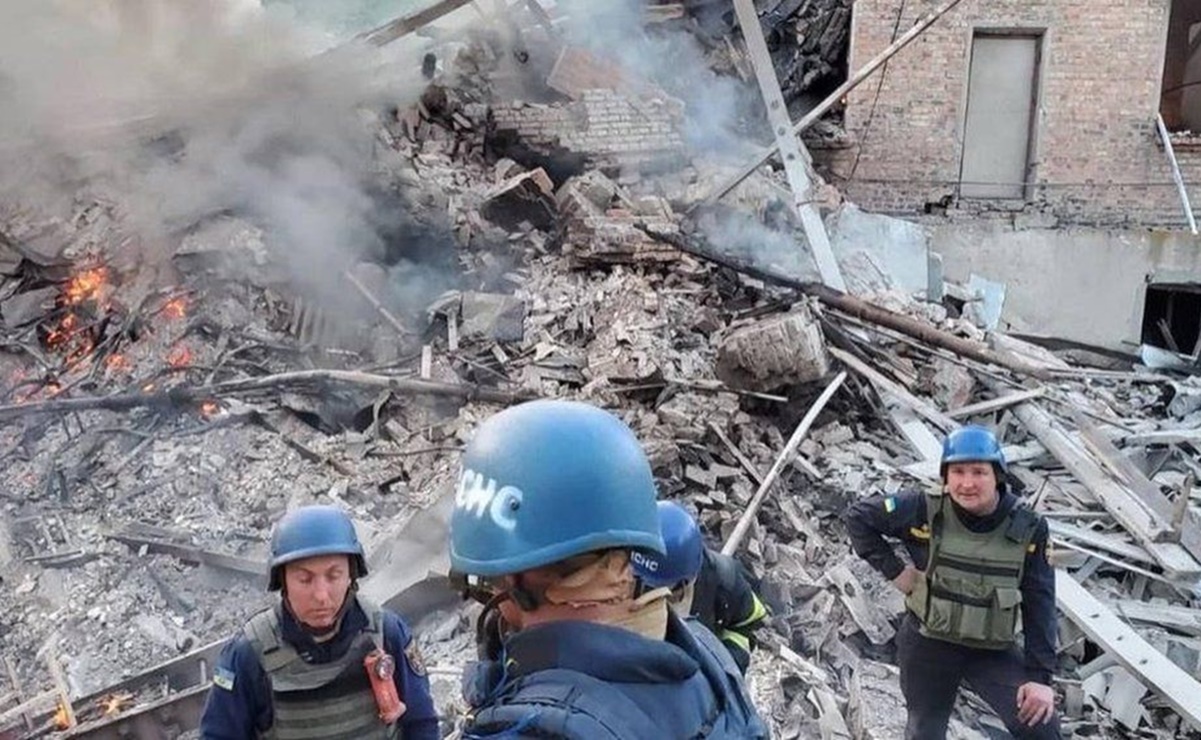 Suman 2 muertes tras bombardeo a una escuela en Ucrania que dejó 60 desaparecidos