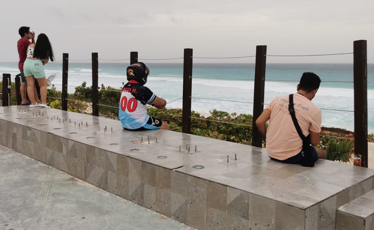 Beryl da tregua a cancunenses y turistas; pasean, surfean y "romancean" previo al golpe del huracán