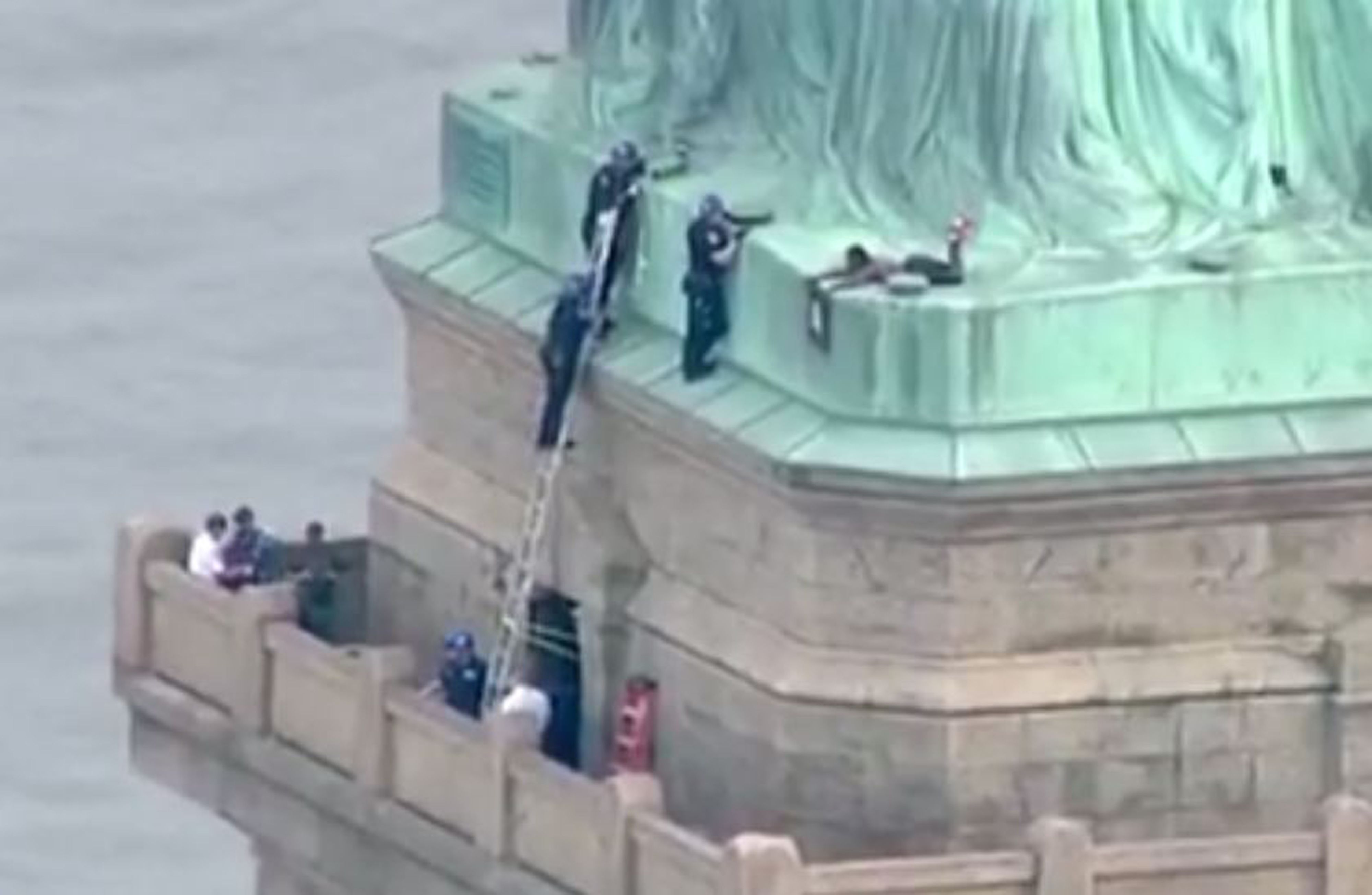 Detienen a manifestante que escaló la Estatua de la Libertad