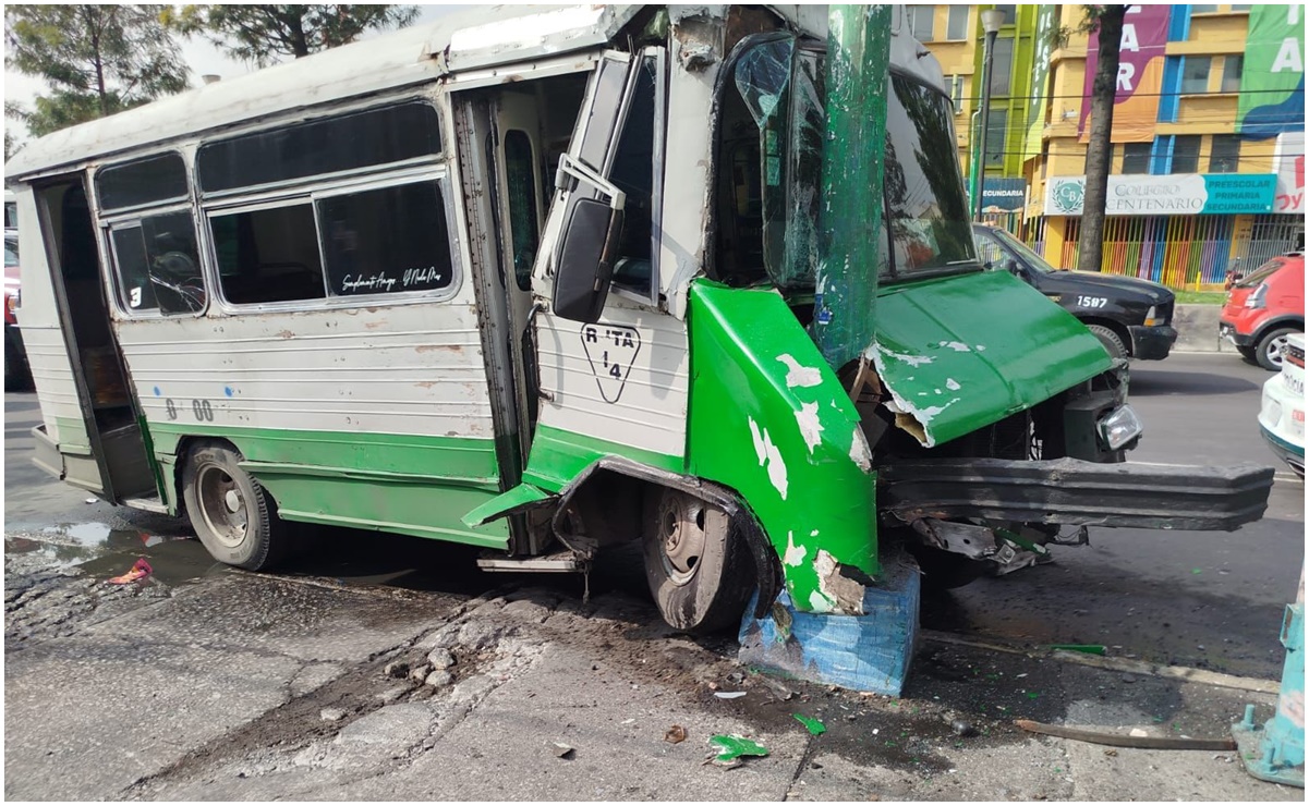 Microbús se impacta contra un poste de luz sobre calzada Ermita Iztapalapa; reportan 9 lesionados