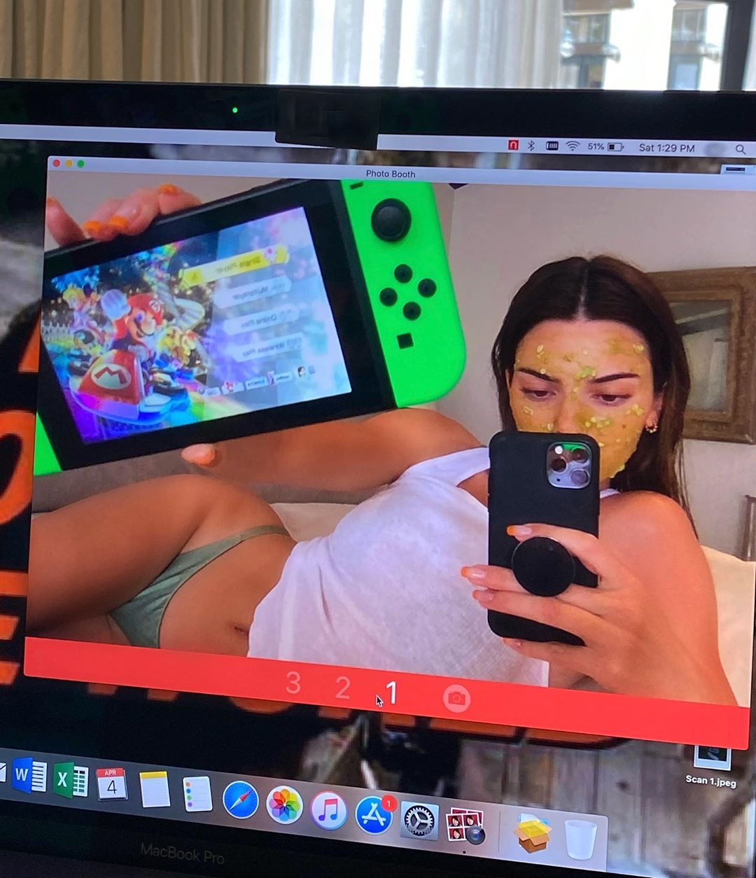 Kendall Jenner sobrevive la cuarentena jugando videojuegos y en ropa interior