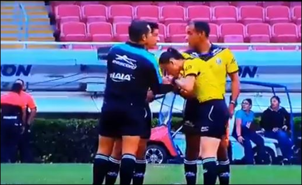 Mujer árbitro besa mano de sus compañeros en la Liga MX Femenil