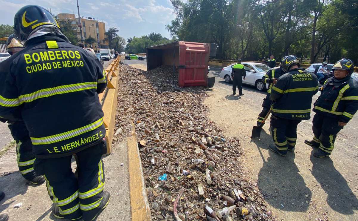 Vuelca góndola con 22 toneladas de botellas en Circuito Interior