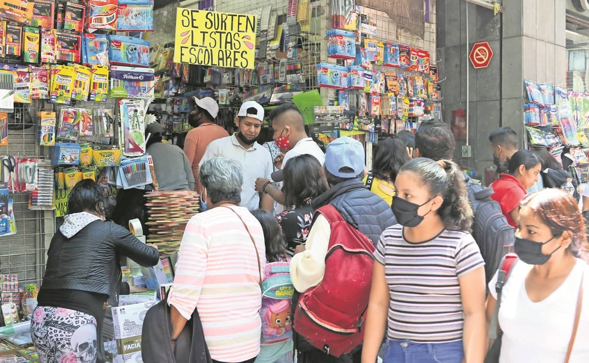 En medio de la tercera ola, padres abarrotan plaza para comprar útiles escolares