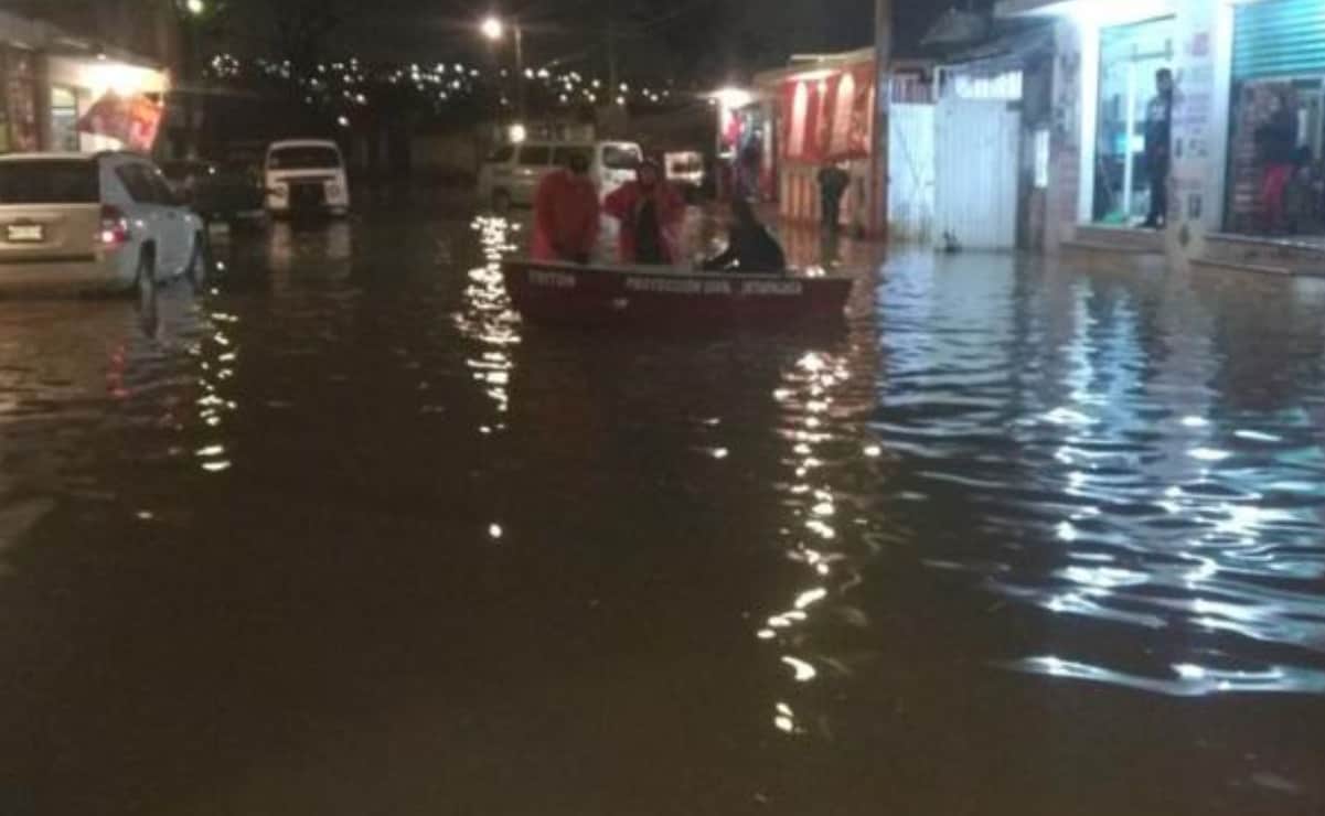 Trasladan en lanchas a personas afectadas por inundaciones en Ixtapaluca