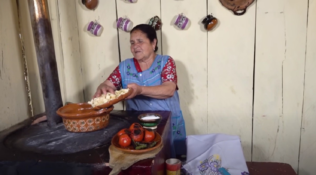 Doña Ángela enseña a preparar un guisado barato con pocos ingredientes