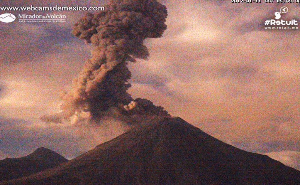 Volcán de Colima lanza fumarola de 1.5 kilómetros 