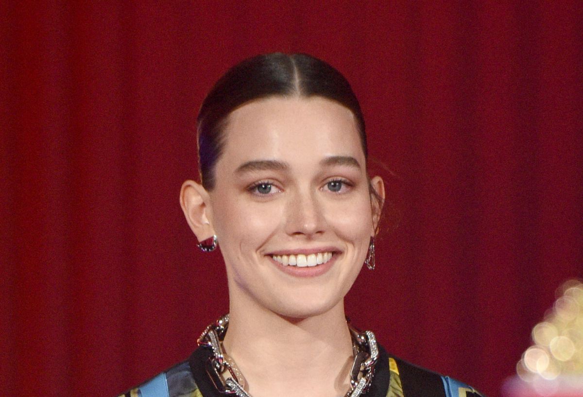 Victoria Pedretti, 'Love' de la serie "You", denuncia que actor conocido la acosó sexualmente