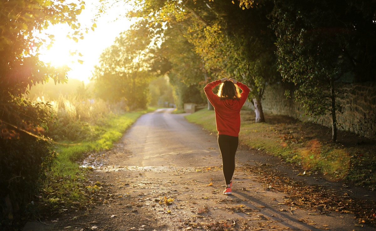 ¿Cuántos pasos debes caminar al día? Nuevo estudio revela la cifra para mejorar tu salud