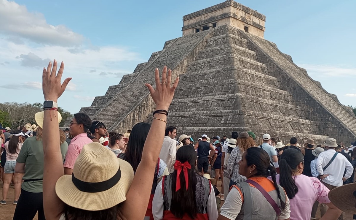 Miles de turistas reciben el equinoccio de primavera en Chichén Itzá