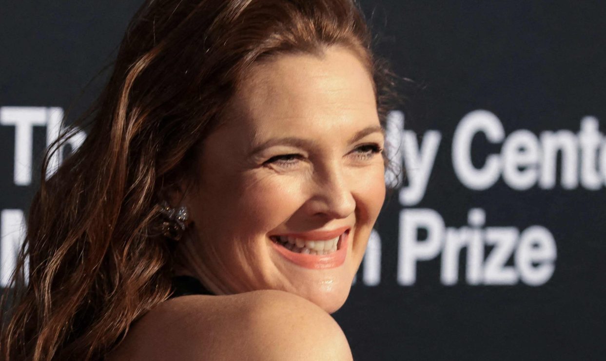 Drew Barrymore confiesa que no se depila las piernas mientras luce crema de afeitar en las axilas