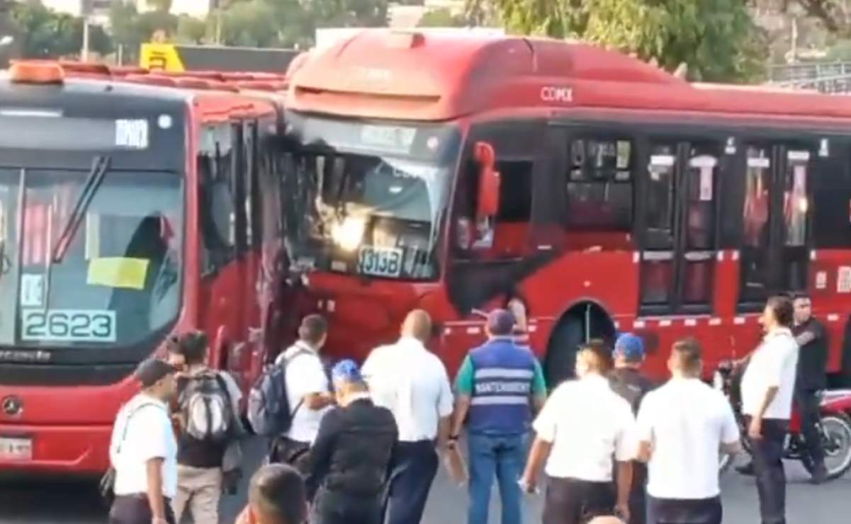 Reportan choque de Metrobúses en estación Indios Verdes; descartan personas lesionadas