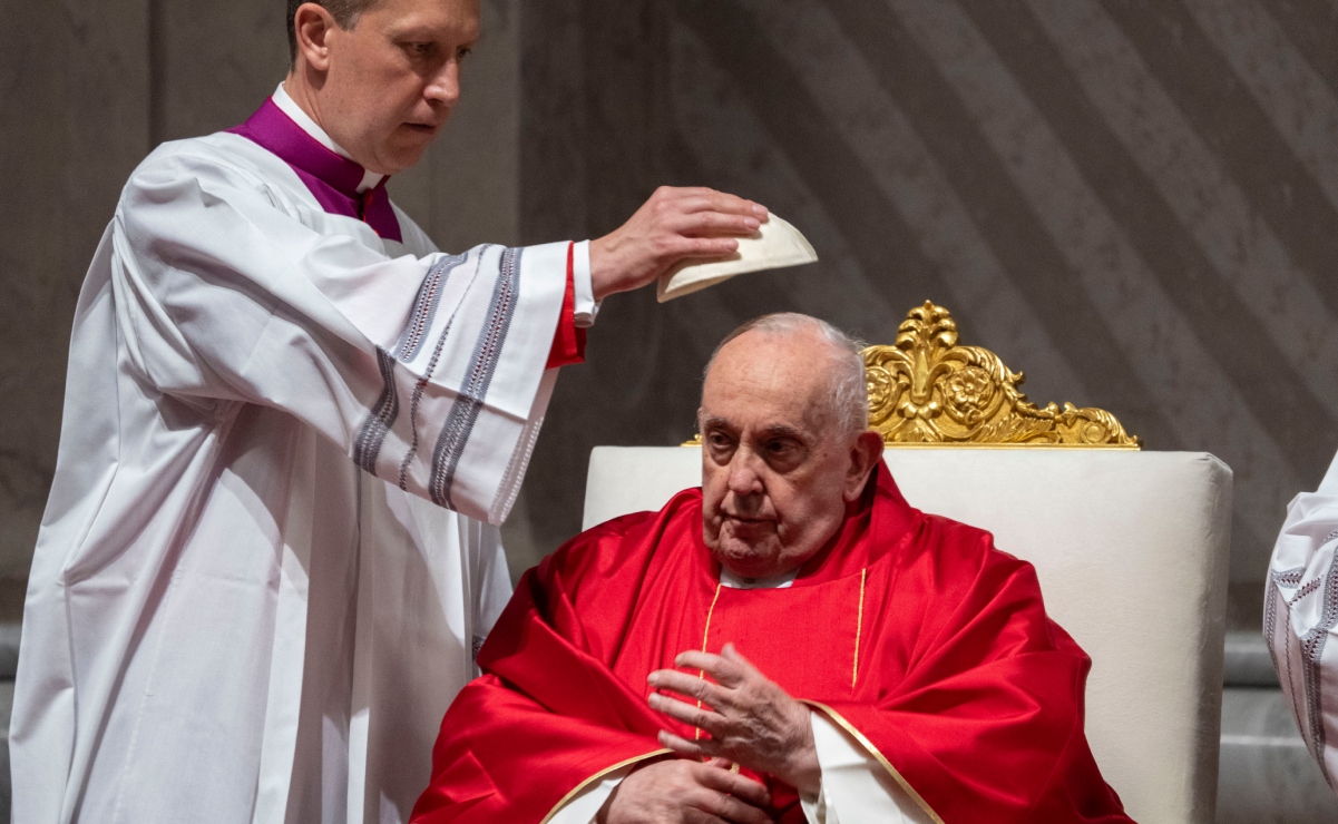 El papa Francisco llega a la basílica de San Pedro para la vigilia de Pascua