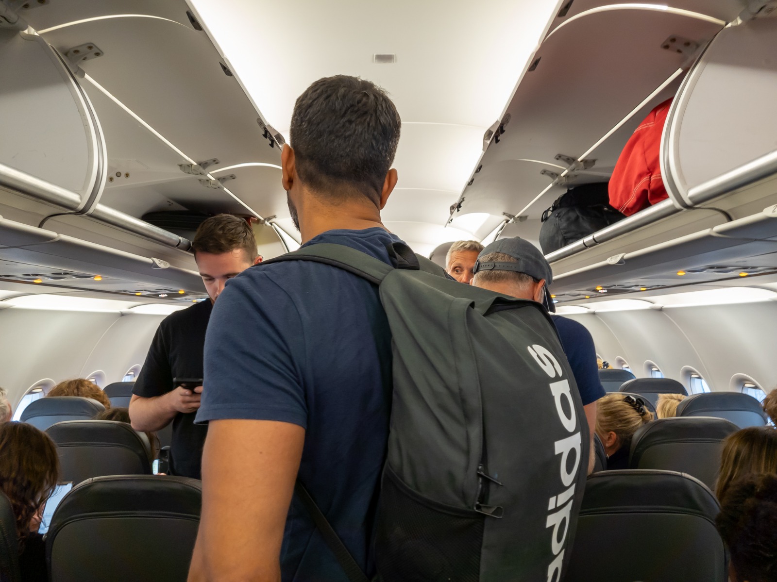 ¡Pelea a bordo! Pasajera muerde a un auxiliar de vuelo en pleno viaje de United Airlines. VIDEO