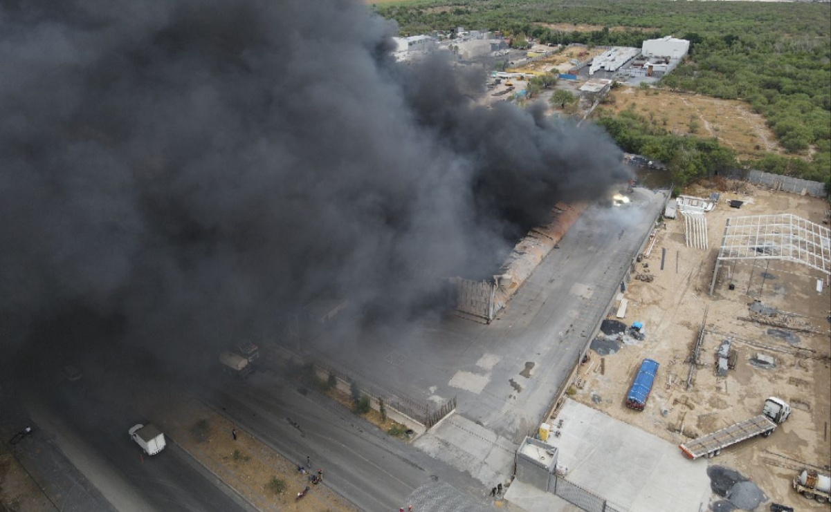 Desalojan a trabajadores por incendio en bodega de plásticos en Salinas Victoria, Nuevo León