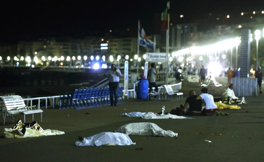 50 están entre la vida y la muerte en Niza: Hollande