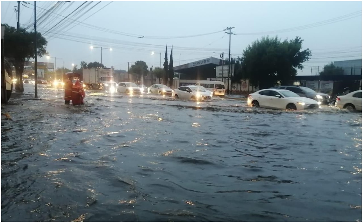 Por fuertes lluvias, la Vía José López Portillo presenta encharcamientos; hay avance lento en ambos sentidos