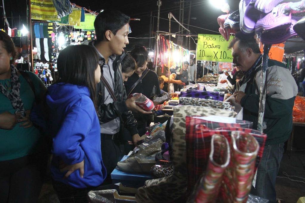 Por calor, crecen ventas de tianguis nocturnos