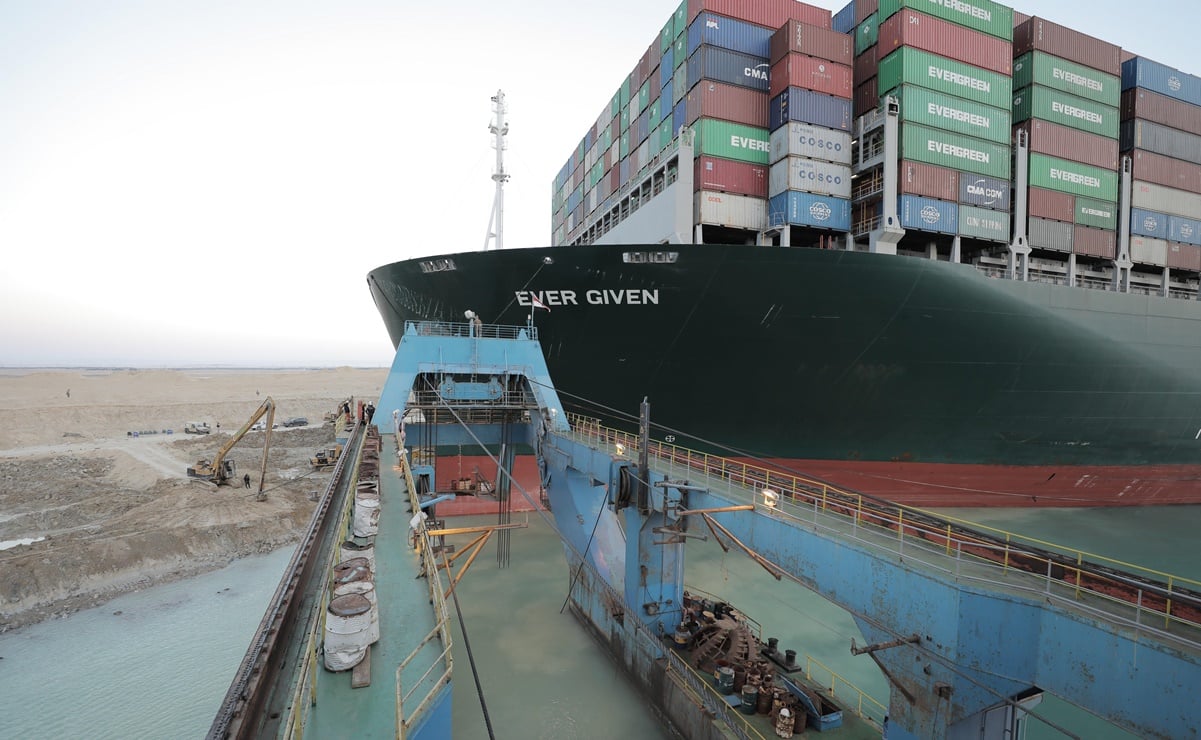 Liberan buque Ever Given encallado en el Canal de Suez
